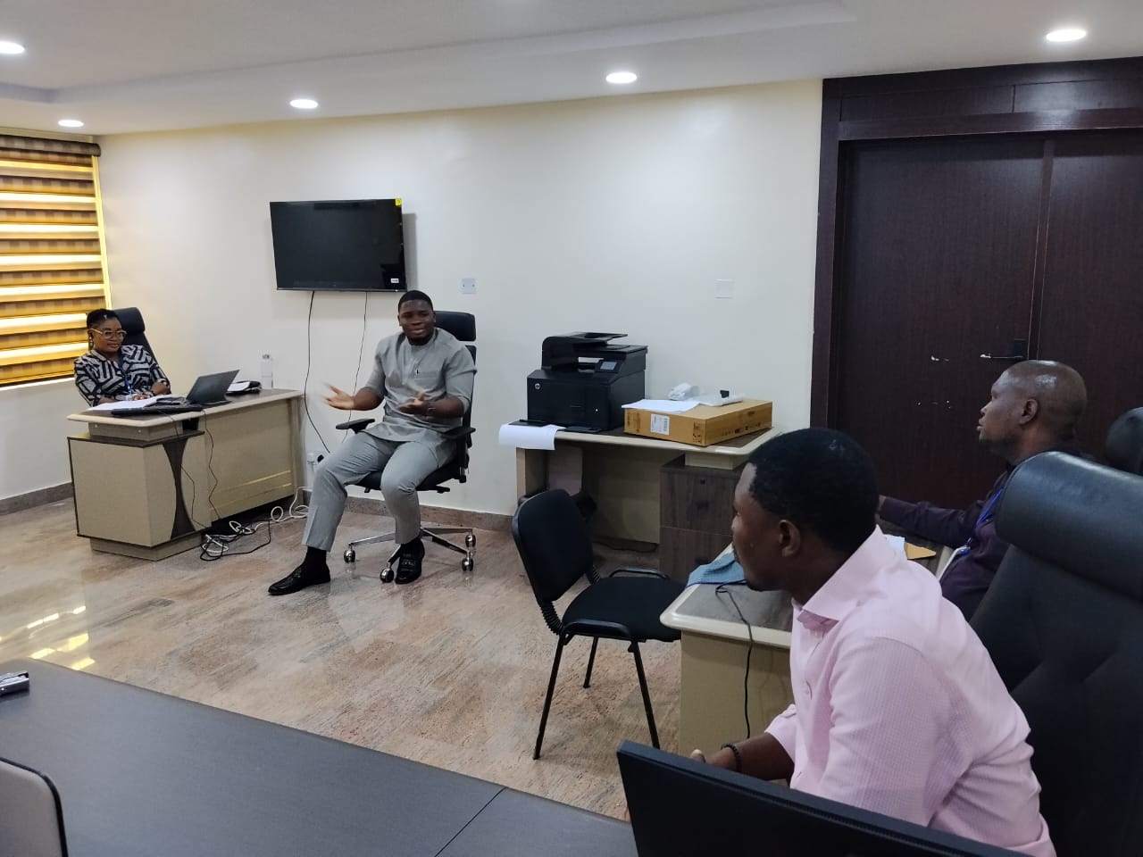 Dillyvest team meeting in progress
